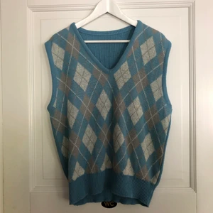 stickad väst - snygg och skön stickad väst i en gulligt blå färg! köpt på beyond retro.