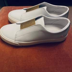 Supersnygga vita  Ralph Lauren slip on sneakers med gulddetaljer.