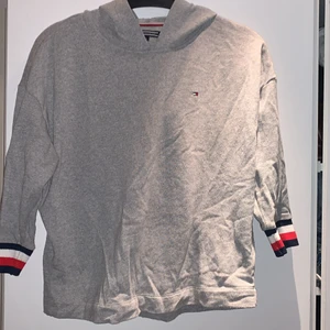 Grå hilfiger hoodie i strl xs😍💕 - Skitsnygg hoodie med korta armar vid sidorna! 💘 Swipa för fler bilder<3😝😍
