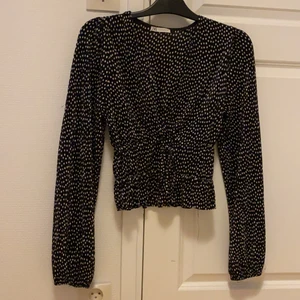 Prickig blus - En söt prickig blus med v-ringning och en knytning vid midjan. Superfin blus som tyvärr aldrig kommer till användning. 💞