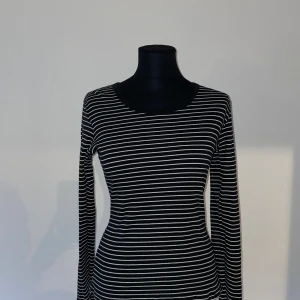 Randig tröja - Svartvit randig tröja från Lindex. Strl M