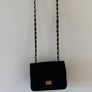 Väska  - Hej! Säljer nu min svart väska ifrån Ur och Penn.