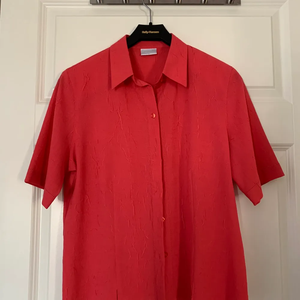 Röd kortärmad skjorta som är thriftad, storlek 38. Skjortor.
