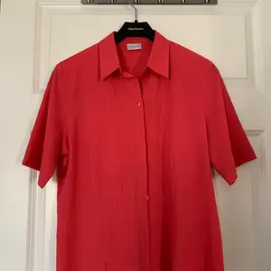 Röd kortärmad skjorta som är thriftad, storlek 38