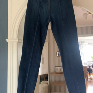 Guess jeans, NYA - Super high-rise, helt nya, störlek 27, l-99,5 