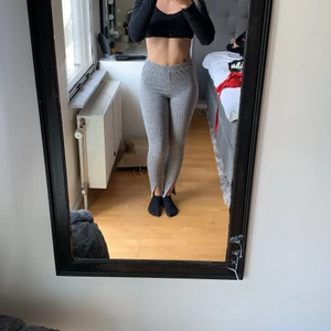 Shein - Super snygga ribbade mjukisbyxor från shein, har en liten slits där fram, helt oanvända, säljer för jag valde fel storlek för mig, ( ord pris 150 )🥰