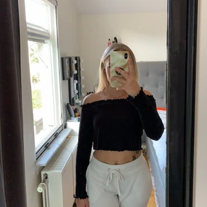 Topp - Super fin ribbad off shoulder tröja , inga hål eller fläckar , använt några gånger🥰