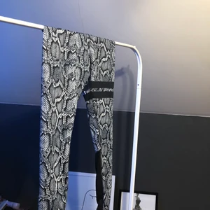 Stronger tights (orm mönster) - Sköna stronger träningstights, i bra fint och snyggt material. Inga skador och så.😊frågor bara att skriva!