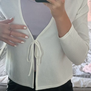 vit kofta ifårn h&m - en vit kofta med snöre som kommer ifrån h&m. Aldig använt och är i nyskick!! koftan är o stolek L men funkar bra för de som har storlek M. Säljer för 90kr frakt