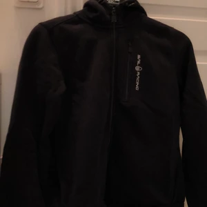 Svart Sail Racing Hoodie - Storlek 170cm Bra skick och köpt i Sail Raicing butik