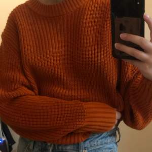 Orange eller tegelröd tröja från Monki, knappt använd. Köparen står för frakt