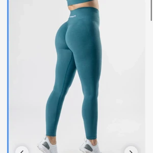 Alphalete amplify leggings - Säljer dessa jätte snygga leggings från alphalete som sitter som en smäck och formar kroppen jätte fint. Säljer dom då dem inte kommer till användning. Dom är helt oanvända, endast testade. Säljer för 450kr+ frakt, nypris 650kr. Skriv privat för fler bilder eller intresse💕💗