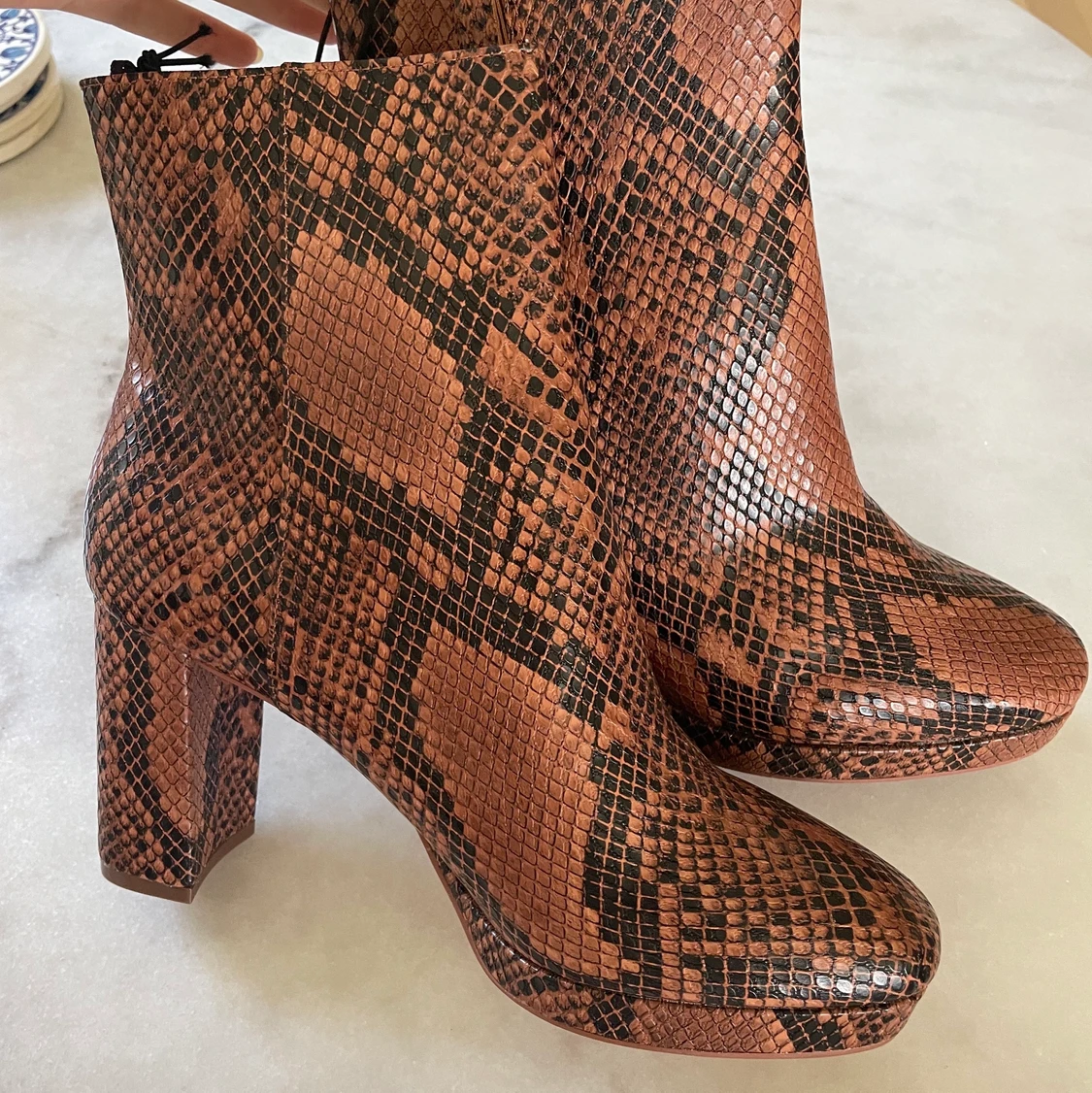 Höst boots med snakeskin tryck!🤎