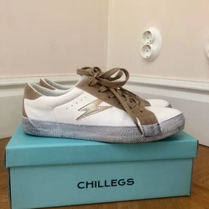Chillegs skor - Trendiga skor från chillegs. De är köpta på best secret för ett tag sedan men säljer för att de inte kommit till användning. De är vintage stil på dem o därför är de designade att se lite slitna ut. Jag har endast använt dem ett par ggr💕 det är storlek 40 men jag skulle söga att de är väldigt små i storleken o passar bättre 38-39! Kontakta privat för fler bilder☺️