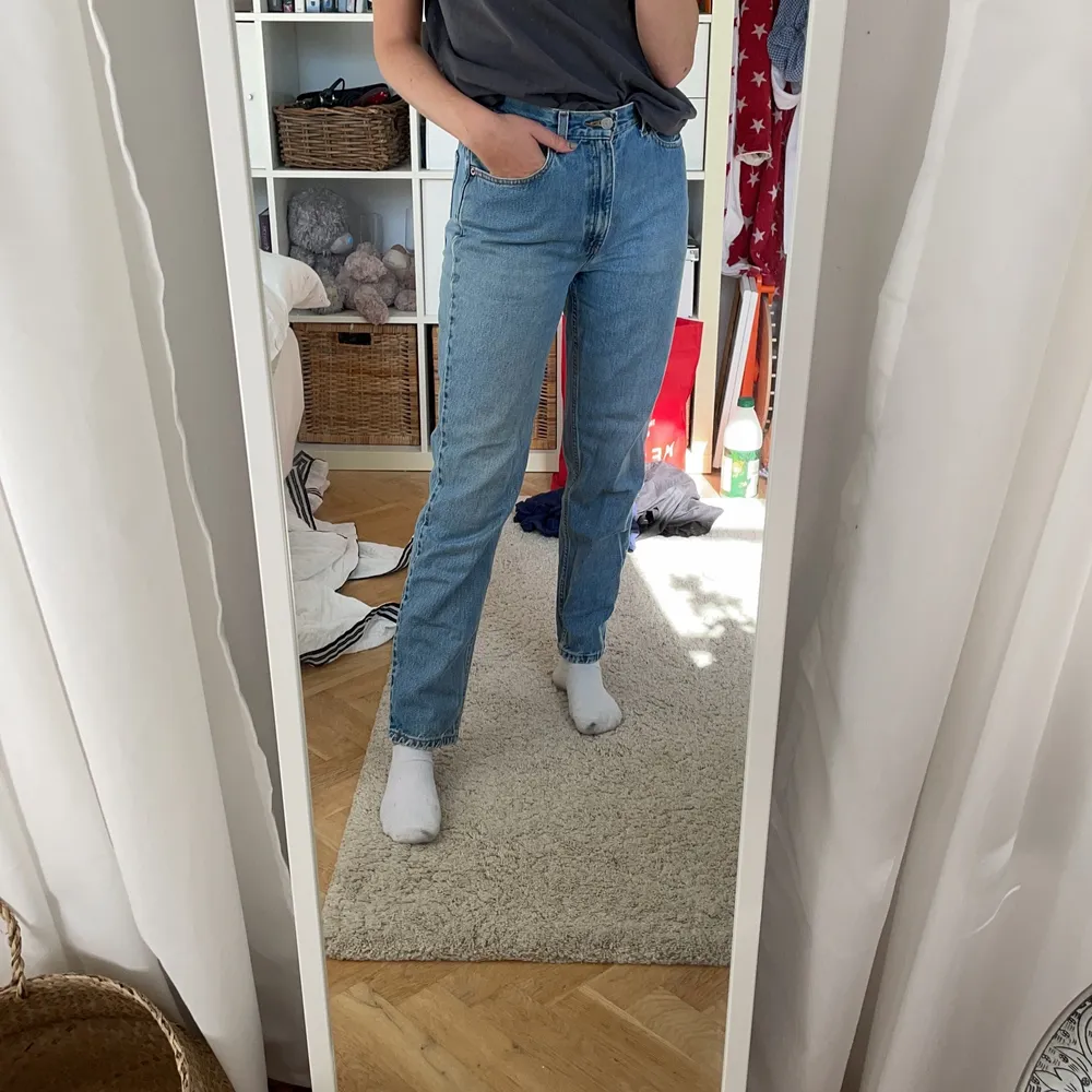 Vintage levis jeans mom fit! Märket har åkt bort så ser inte vilken storlek det är eller vilken modell byxorna har! Brukar oftast ha storlek 38! 75cm inneben, 80cm midja . Jeans & Byxor.