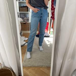 Vintage levis jeans mom fit! Märket har åkt bort så ser inte vilken storlek det är eller vilken modell byxorna har! Brukar oftast ha storlek 38! 75cm inneben, 80cm midja 