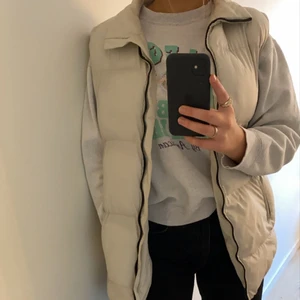 Väst  - Vit/beige väst i bra skick som jag köpt secondhand men som jag nu säljer vidare då den inte kommer till användning. Säljer för 300kr + frakt. Hör av er vid frågor!☺️💕