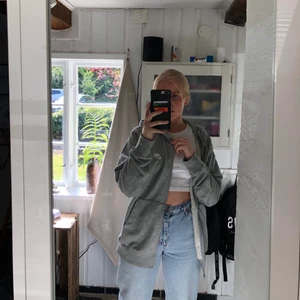 Nike zip hoodie - Grå zip hoodie från Nike, storlek S⚡️ köpt på plick men används ej, fint skick!🧸 frakt tillkommer på 79 kr