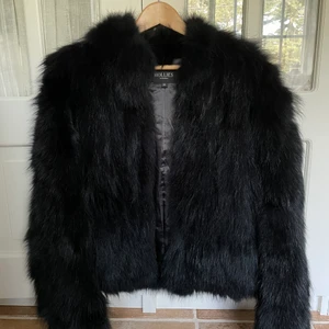 Pälsjacka Hollies - Säljer denna pälsjacka i äkta päls från Hollies, storlek 38. Fin och varm under vinter/höst, svart. Använd endast 2 gånger sedan jag fick den 2018❤️❤️ nypris ca 4400kr