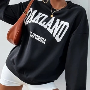 Sweatshirt  - En marinblå sweatshirt från shein helt oanvänd, liten i storleken så den sitter inte oversized på mig som är en M egentligen. 