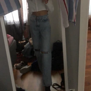 Gina tricot jeans - Assnygga jeans som tyvärr inte kommer till användning! Högmidjade med slitningar/hål i knäna! Köpte för 599, kom med ett bud så kan vi diskutera!