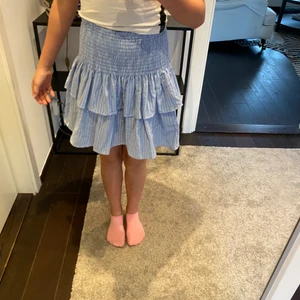 blå kjol💦❤️ - söt blå kjol💗som passar storlek XS S och M för att den är så stretchig💖kommer ifrån by malina💖säljes för 250kr + frakt 66kr