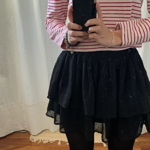 Svart minikjol med volang - Supersöt, svart volangkjol från NELLY🔥 storlek 34 men finns resår i midjan så kan användas som större storlek❤️