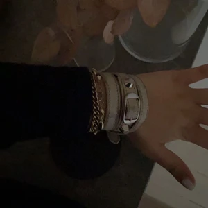 Balenciaga armband - Säljer detta snygga beiga Balenciaga armband! Det är väl använt vilket man kan se lite. Största slitaget är på spännet som är slitet men fortfarande helt användbart och metallen, därav lägre pris💓💓nypris : ca 2500 kr, box samt äkthetsbevis tillkommer❤️