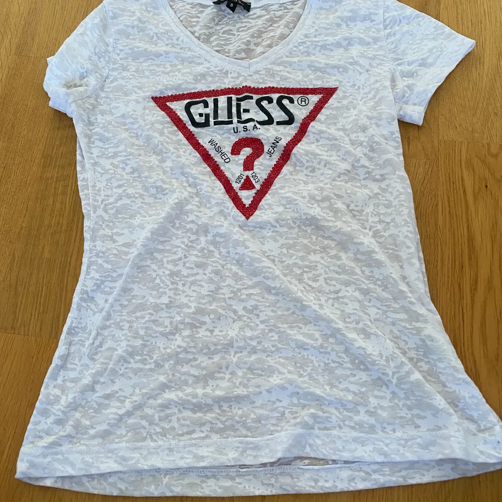 Säljer min Guess t-shirt från Turkiet (därav de låga priset) då de inte är min stil, storlek S🥰 50kr + frakt, betalning sker via swish💞. T-shirts.