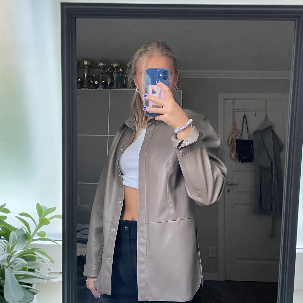 riktigt snygg beige läderjacka från HM😍 I storlek 38 men passar även mindre om man vill ha den oversized. Säljer då den inte kommer till användning längre 💕. Jackor.