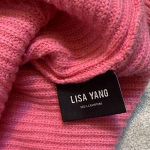 Snyggaste kashmir tröjan i 100 % kashmir från Lisa yang💕har inte använt den på väldigt länge så säljer därför, bra skick men lite noppi🥰🥰nypris ca 2200
