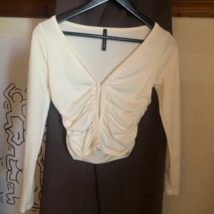 Långärmad topp - Superfin långärmad topp med urringning, de är ”knäppen” så du väljer själv om du vill ha hela knäppt eller styla den på annat sett, flexibel. inte använd endast testad 🥳 