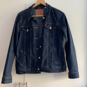 Jeansjacka Levi’s - Storlek M. Mycket sparsamt använd. Klassisk trucker jacket från Levi’s.