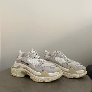 Balenciaga Triple S - Säljer mina Balenciaga Triple S Sneakers! Välanvända med en del slitage men fortfarande hela och har mycket kvar att ge! Storlek 37 men passar mig som vanligtvis är 38! Nypris 7899kr❤️❤️❤️‍🔥 Finns kvitto från MyTheresa men tyvärr ingen box kvar📍