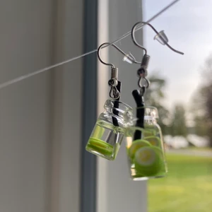 Öronhängen  - Jag gör öronhängen! 😊 Skriv gärna om du är intresserad! 🤍Pris: 30kr & fri frakt