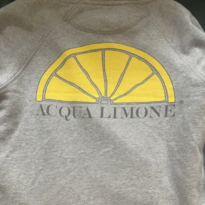 Acqua Limone tröja  - En acqua limone tröja, inga hål, inte sliten, väldigt skön, knappt använd, kan ha till lite allr möjligt, köpt på Marstrand 2020, passar bra på en kille på 175 cm