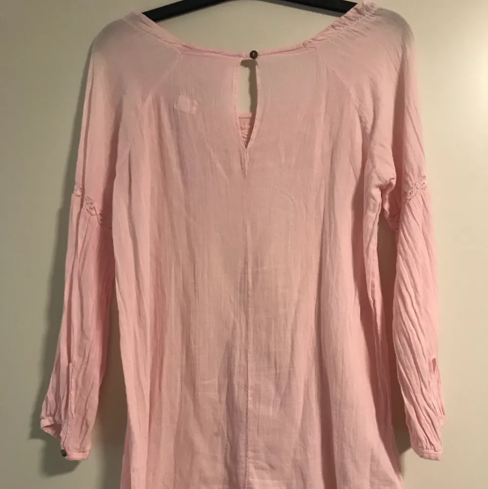 Säljer min rosa Odd Molly klänning strl S. Klänningen är sparsamt använd men är något utöjd i sömmen på baksidan (se bild). En väldigt ljus fläck finns på baksidan (se bild) men går troligen bort vid tvätt. Klänningar.