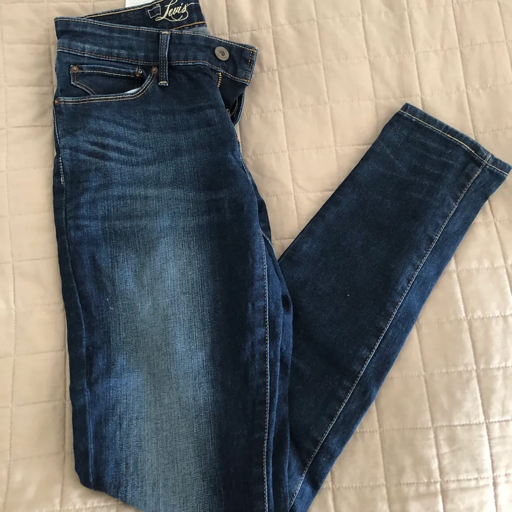 Jeans från Levi’s. Modell Demi curve skinny i strl w.25. Använda men i fint skick! . Jeans & Byxor.