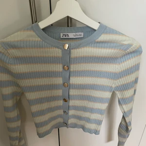 Zara - Säljer denna Supersöta topp (som även kan användas som kofta), använd Max 1-2 ggr🤍 frakt tillkommer