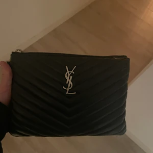 Äkta YSL clutch - Säljer mig clutch från YSL i mycket fint skick. Den är självklart äkta och köpt på Vestaire, bevis på detta medföljer såklart samt dustbag. Köparen står för frakt. 