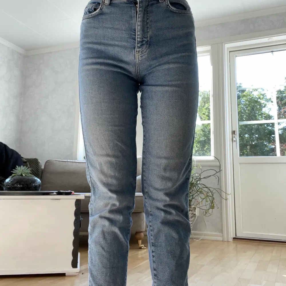 Säljer blå Gina tricot jeans som är till vristerna i storlek 34 för 199 kr. Jeans & Byxor.