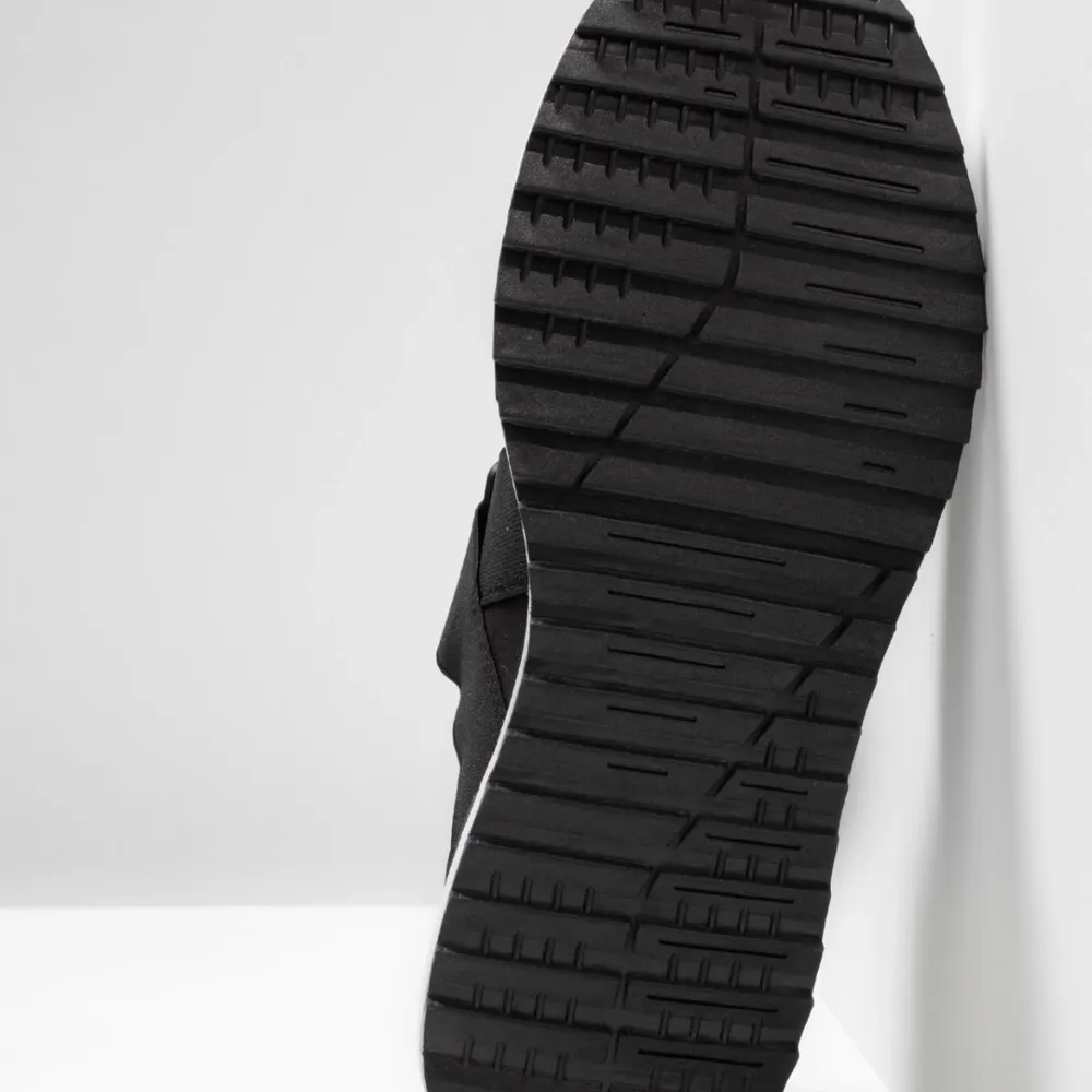 Storlek 43 Bekväma lätta och snygga Versace skor. Väl skötta OBS: Pris kan diskuteras vill gärna sälja snabbt! Välj ett till plagg på min sida och få de på köpet med skorna!. Skor.