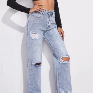M - Jeans i storlek M, helt ny oanvänd! Kontakta mig för flera bilder💞😌 buda i kommentera eller privat! Nypris-229kr