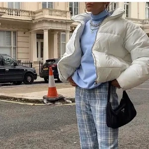 Vit puffer jacket - Köpte av en tjej på plick men jackan har inte kommit till användning för min del. Inga defekter förutom fåtal stänk fläckar som går att få bort. Lägger ut igen pga av oseriösa köpare❤️❤️❤️