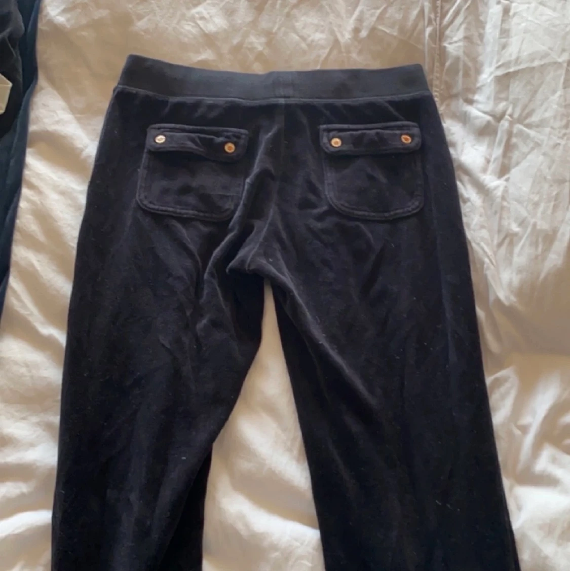 Svarta byxor av märket Juicy Couture - 91