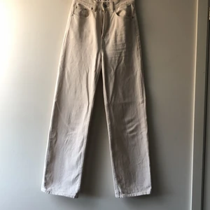 Beige/vita straight jeans från stay  - Vit beiga jeans som har en rak passform. Använda några gånger men är i riktigt bra skick. De är i storlek xxs men skulle säga att de kan passa både xs och s. Från märket stay. Köparen står för frakten. Köpta för 500 säljer för 250