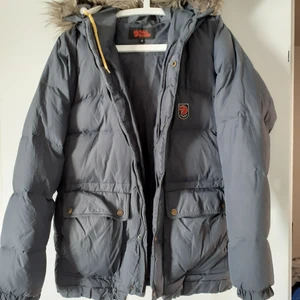 fjällräven jacka  - säljer en fjällräven jacka i storlek XS, jackan har några små defekter (kontakta för att se bild) men annrs i fint skick! köparen står för frakt! Buda!💕