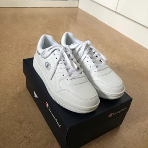 Helt nya Champion skor - Helt nya oanvända Champion skor i storlek 39.  köpte dom inför sommaren men dom blev aldrig använda :( så säljer dom nu för 100 kr och hoppas att någon annan kan få användning av dom 😊