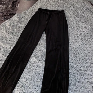 Svarta mjukisbyxor  - Svarta mjukisbyxor från Gina tricot i storlek s, använt ett fåtal gånger🖤