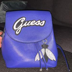 ganska liten blå väska från guess som aldrig har kommit till användning,. köptes för ca 2-3 år sen och nu priset va ungefär 1200. 